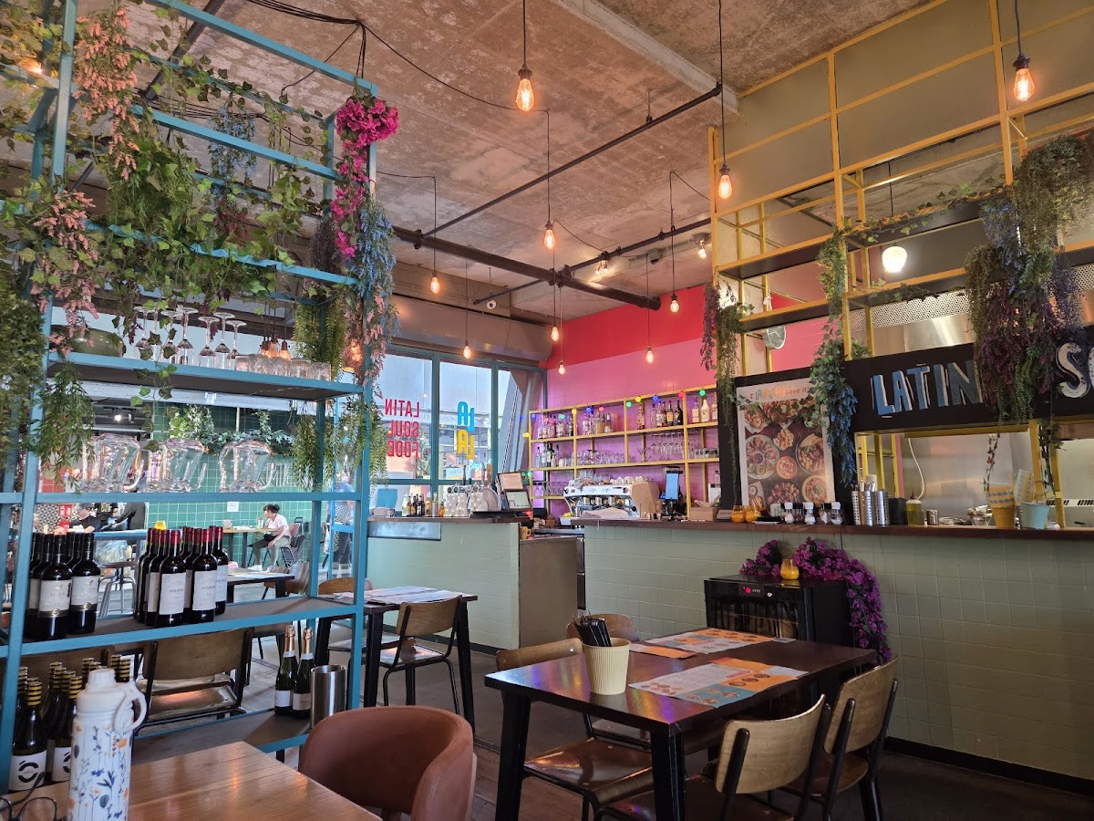 Het sfeervolle interieur van LALA in de Markthal